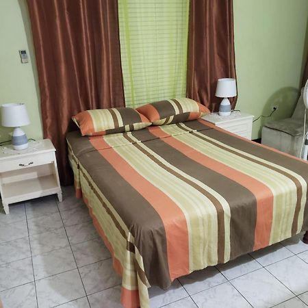 Finest Accommodation Renfrew Place 4-12 Renfrew Rd 2 Bedroom 2 Bat Apt # 15 New Kinston Jamaica Kingston Exterior photo