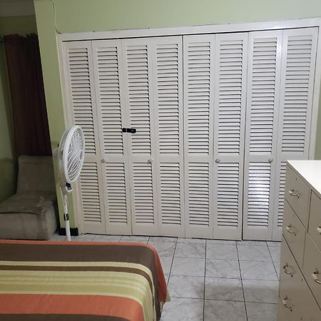 Finest Accommodation Renfrew Place 4-12 Renfrew Rd 2 Bedroom 2 Bat Apt # 15 New Kinston Jamaica Kingston Exterior photo