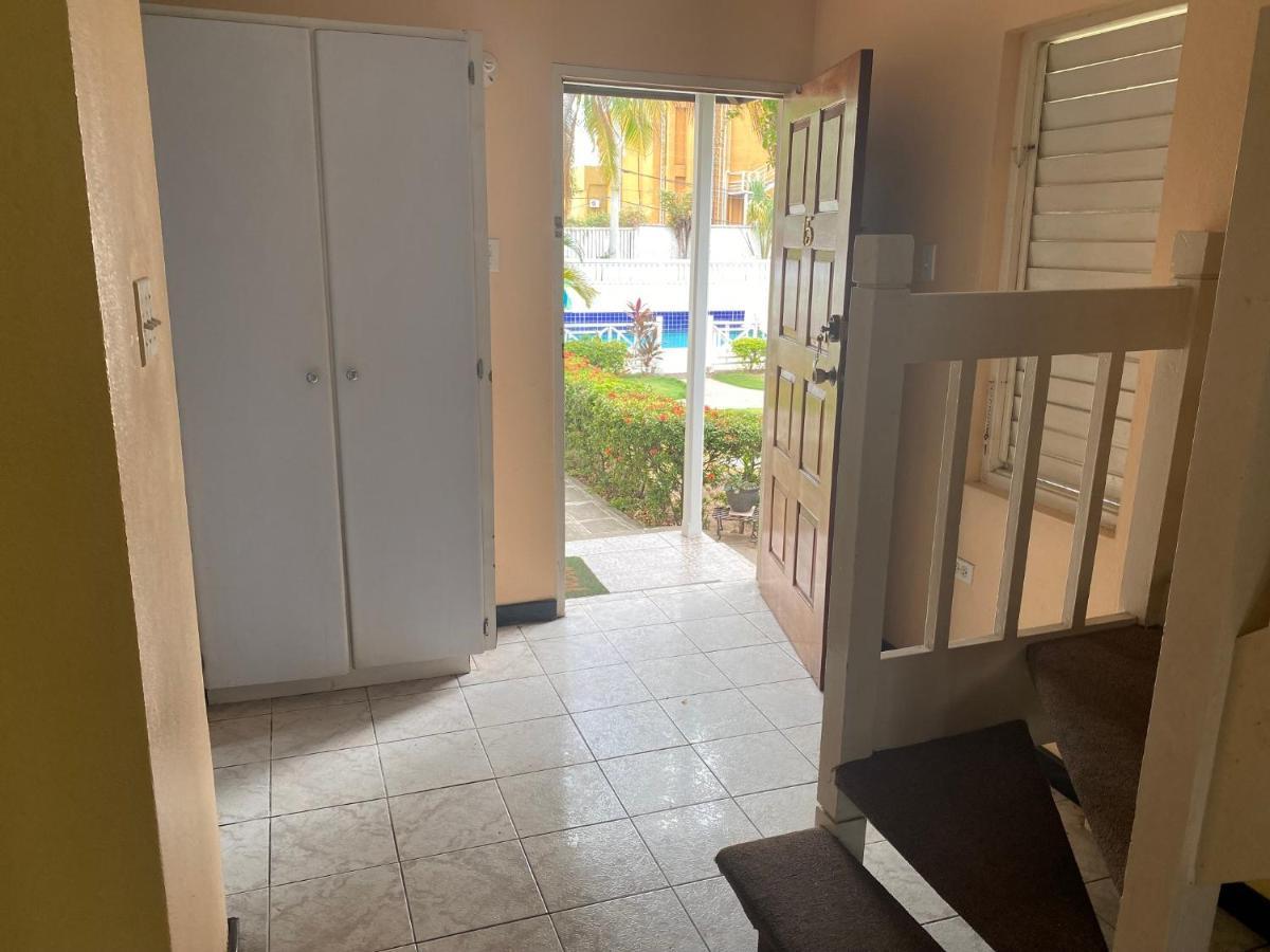 Finest Accommodation Renfrew Place 4-12 Renfrew Rd 2 Bedroom 2 Bat Apt # 15 New Kinston Jamaica Kingston Exterior photo